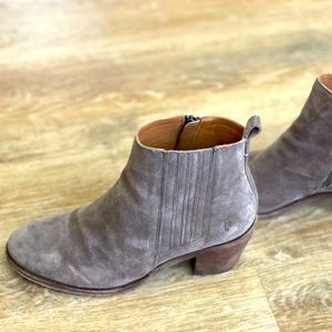 FRYE / Alton Chelsea Ankle Boot / Grey Suede Leather /  Size 8.5
